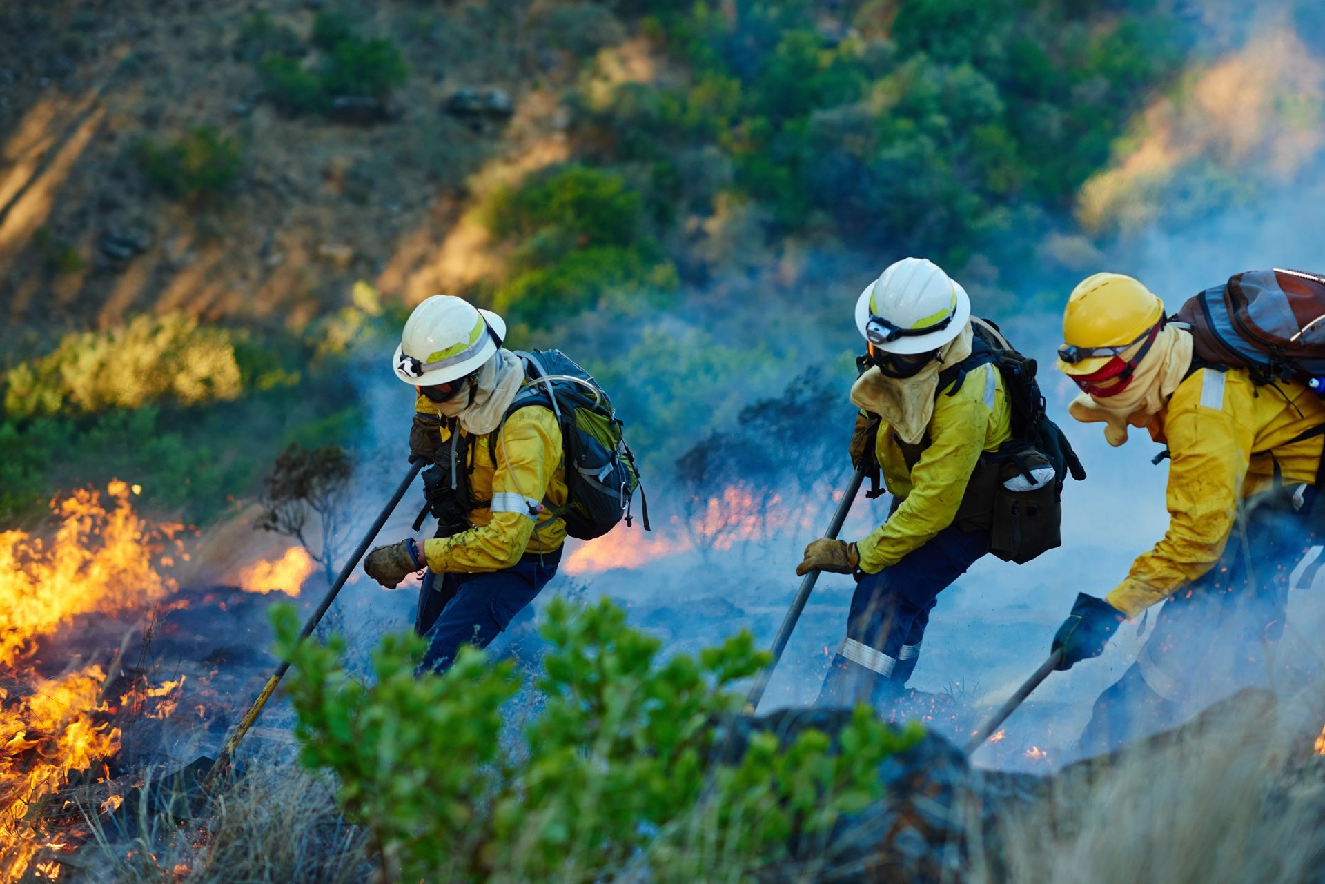 Firefights battle wildfire